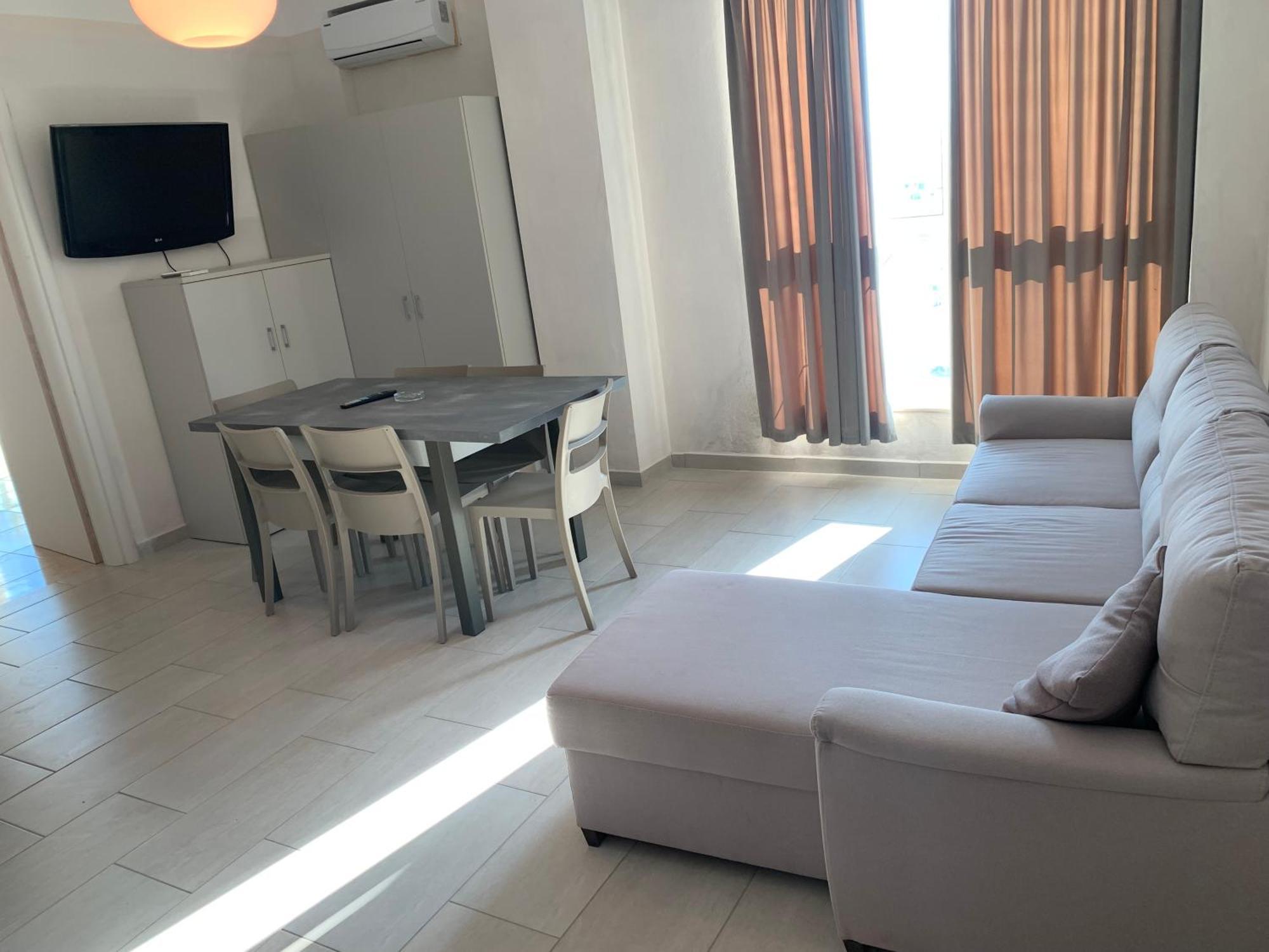 Guest - Sea Breeze Sarandë